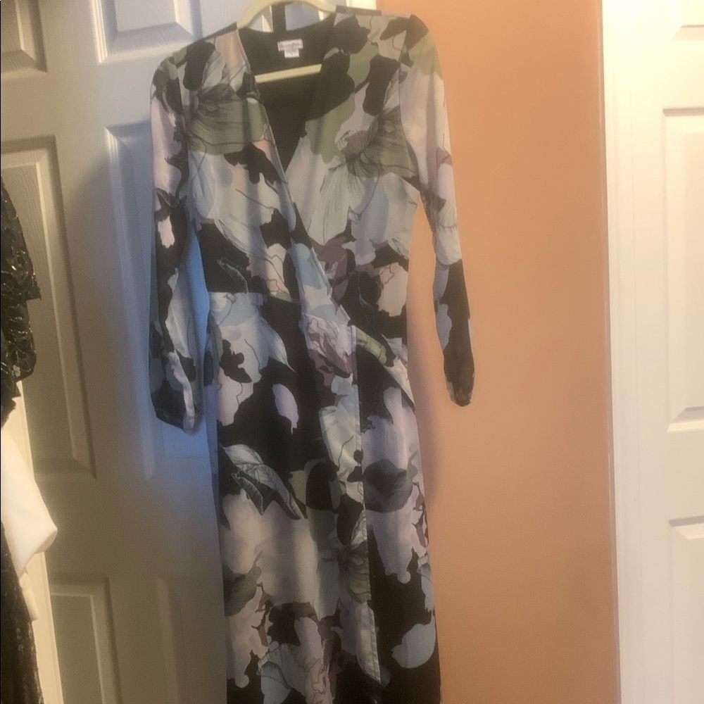 Spring Chic Floral Maxi Dress with Long Sleeves - Picture 3 of 3